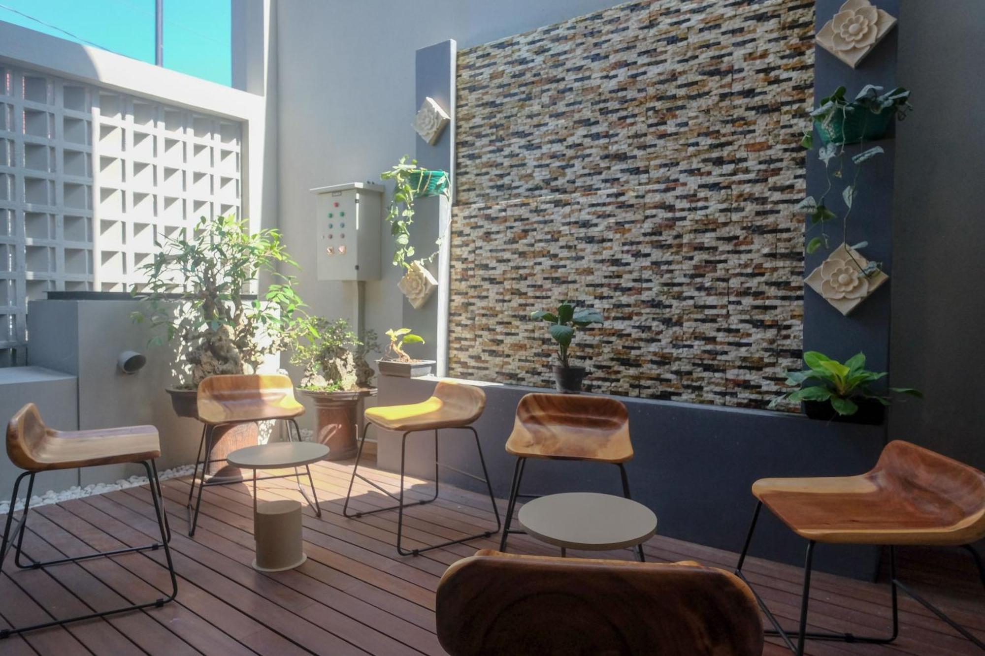 Sans Hotel Rg Living Jogja By Reddoorz Pakualaman Екстер'єр фото
